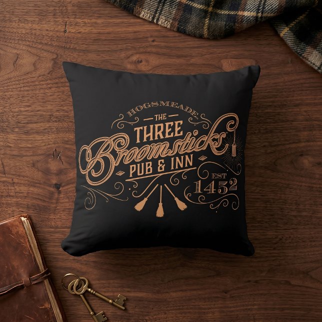 Cojín Decorativo HOGSMEADE™ LAS TRES ESCOBAS™ Pub & Posada (Subido por el creador)