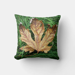 Cojín Decorativo Hoja de otoño con hierba verde