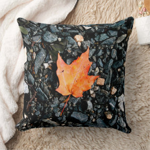 Cojín Decorativo Hoja Naranja sobre Rocas Negras
