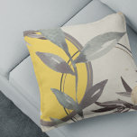 Cojín Decorativo Hojas acuáticas artísticas | Amarillo<br><div class="desc">La elegante almohada de tiro presenta un diseño artístico abstracto en una paleta de colores neutros con un toque de amarillo brillante. El diseño artístico abstracto incluye una hoja de acuarela y una composición de círculo geométrico con tonos amarillos brillantes y grises verdes neutros con acentos negros y dorados sobre...</div>