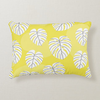 Cojín Decorativo Hojas de monstera, fondo amarillo brillante.