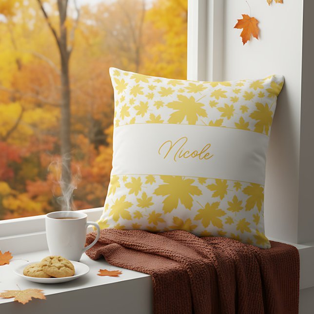 Cojín Decorativo Hojas de otoño amarillas personalizadas (Personalized pillow with yellow leaves and name brings charm to a cozy autumn space.)
