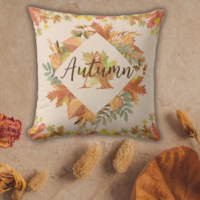 Cojín Decorativo Hojas de otoño: hojas de arce y monograma (Autumn Leaves: Maple Leaves and Monogram Throw Pillow Front)
