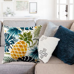 Cojín Decorativo Hojas de palma azules de piña doradas blanco<br><div class="desc">Una gran piña dorada sobre una palmera de color azul y verde deja un patrón de follaje. Fondo blanco.</div>
