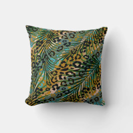 Cojín Decorativo Hojas de palma sobre un fondo de leopardo.