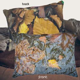 Cojín Decorativo Hojas otoñales en el arroyo forestal