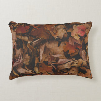 COJÍN DECORATIVO HOJAS ROJAS Y MARRÓN SOBRE EL TERRENO