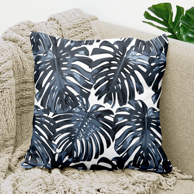 Cojín Decorativo Hojas tropicales de la jungla de Monstera blanca y (throw pillow with pattern of blue palm leaves on white background)