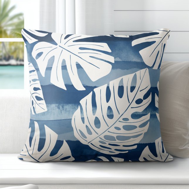 Cojín Decorativo Hojas tropicales modernas de palma blanca azul (Elevate Your Décor: Discover our Elegant Coastal Throw Pillows in Blue & White)