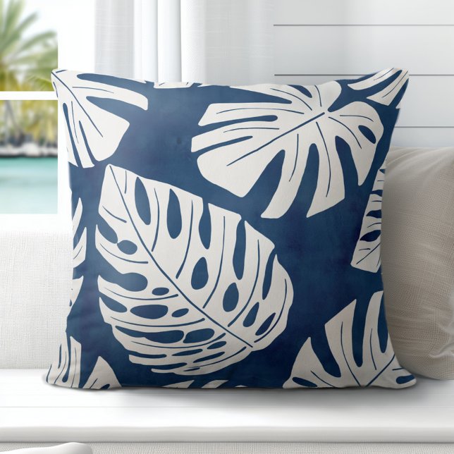 Cojín Decorativo Hojas tropicales modernas de palma blanca azul (Discover Gorgeous Coastal Throw Pillows by Totally Coast.)