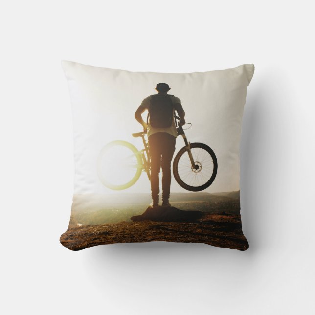 Cojín Decorativo Hombre cargando bicicleta (Anverso)