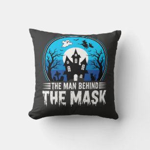 Cojín Decorativo Hombre de Halloween detrás de la casa embrujada de