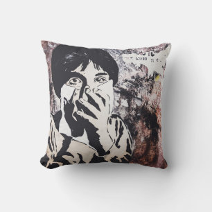 COJÍN DECORATIVO HOMBRE EN ILUSTRACION DE CAMISETAS NEGRO Y BLANCO