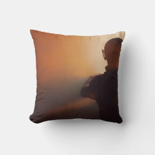 COJÍN DECORATIVO HOMBRE EN JACKET NEGRO CON CAPA NEGRA