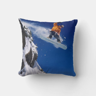 Cojín Decorativo Hombre en una snowboard saltando de una cornisa