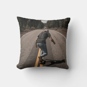 Cojín Decorativo Hombre jugando al patinaje en la carretera por la 