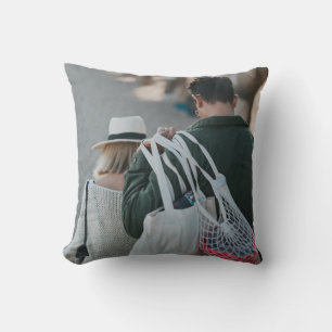 Cojín Decorativo Hombre llevando bolsas blancas
