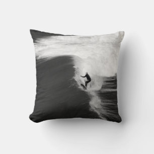 COJÍN DECORATIVO HOMBRE SOBREVIVIENDO EN GRANDES ONDAS
