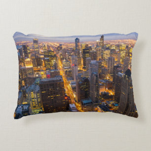 Cojín Decorativo Horizonte céntrico de Chicago en la oscuridad