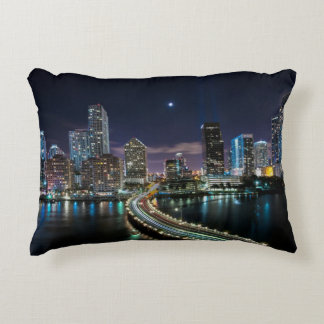Cojín Decorativo Horizonte de la ciudad de Miami con el puente en