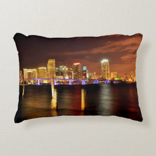 Cojín Decorativo Horizonte de Miami en la noche, la Florida