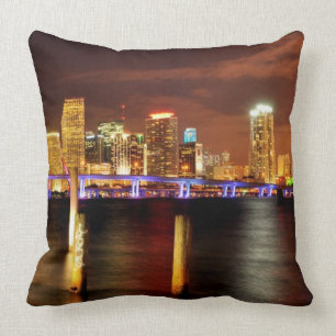 Cojín Decorativo Horizonte de Miami en la noche, la Florida