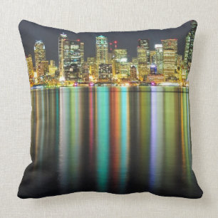 Cojín Decorativo Horizonte de Seattle en la noche con la reflexión
