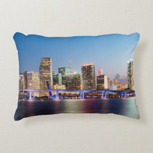 Cojín Decorativo Horizonte iluminado de Miami céntrica en la