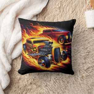 Cojín Decorativo Hot rods corriendo a través de un paisaje nocturno