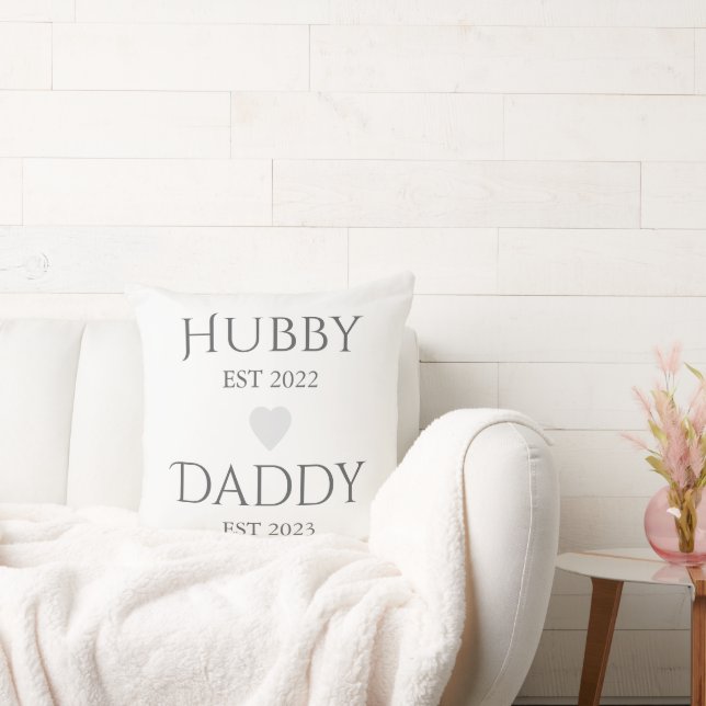Cojín Decorativo Hubby Est. XXXX, Daddy Est. XXXX - Día del Padre (Sofá)