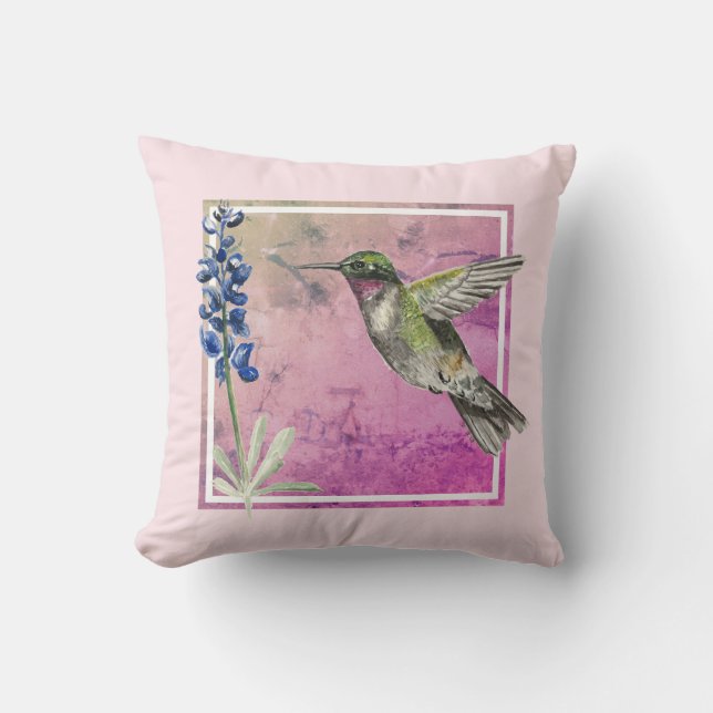 Cojín Decorativo Hummingbird y Bluebonnet en fondo rosado (Anverso)