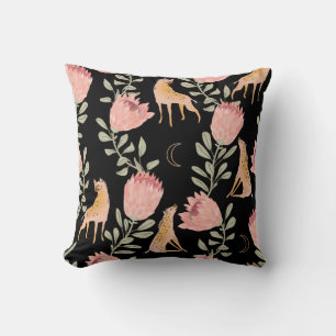 Cojín Decorativo Hyena y Protea: Patrón de cosecha oscura