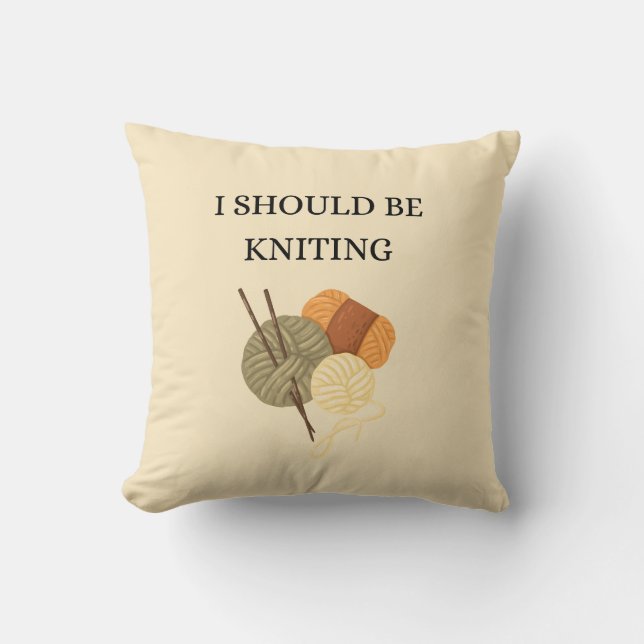 Cojín Decorativo "I Should Be Knitting" Decorative Throw Pillow (Anverso)