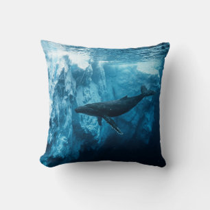 Cojín Decorativo Iceberg submarino y una ballena jorobada