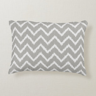 Cojín Decorativo Ikat Chevrons - gris plateado y blanco