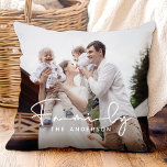 Cojín Decorativo Imagen moderna de la familia<br><div class="desc">Disfrute de los momentos familiares con nuestro Cojín decorativo moderno elegante de fotografía familiar, con un diseño elegante, una tipografía moderna y dos fotos de pareja de personalizados. Perfecto como un boda de aniversario, esta elegante almohada celebra el amor de la familia con un toque moderno, lo que lo convierte...</div>
