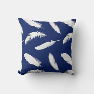 Cojín Decorativo Impresión de plumas blancas en azul oscuro