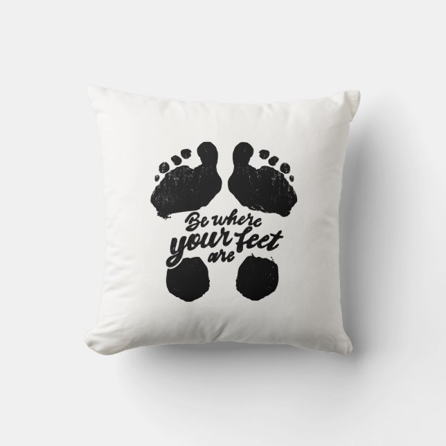 Cojín Decorativo Impresión en blanco y negro "Be Where Your Feed" (Anverso)