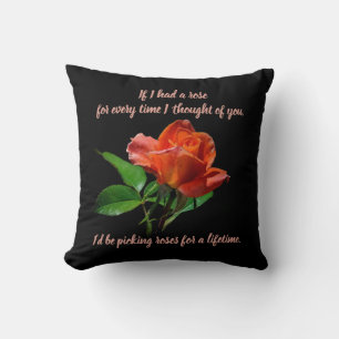 Cojín Decorativo Impresionante Rosa Roja De Peachy Sobre Negro