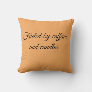 Cojín Decorativo Impulsado por cafeína y velas.