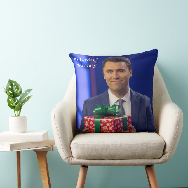 Cojín Decorativo In Loving Memory: Charlie Kirk Christmas Pillow (Silla)