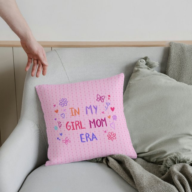 Cojín Decorativo  in my girl mom era CRAYON baby pink (Subido por el creador)