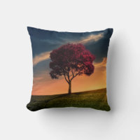 Increíble paisaje con un árbol rojo al atardecer