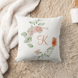 Cojín Decorativo Inicial de Monograma Floral Elegante Coral Melocot