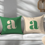 Cojín Decorativo Inicial moderna retro verde y crema<br><div class="desc">Regalo de recuerdo minimalista monograma moderno retro verde y crema</div>