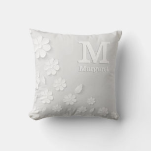 Cojín Decorativo Iniciales de nombre grabado en relieve floral blan