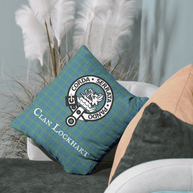 Cojín Decorativo Insignia del Escudo de Clan Lockhart y Tartán (More home décor, accessories and gift ideas are available in The Clan Lockhart Collection!)