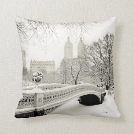 Cojín Decorativo Invierno del Central Park - nieve en el puente del