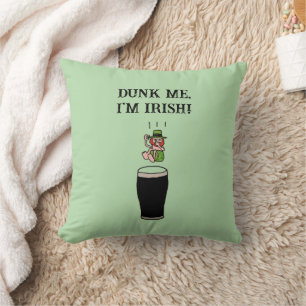 Cojín Decorativo Irlandés Leprechaun Beer Dive - Funny Stout Person