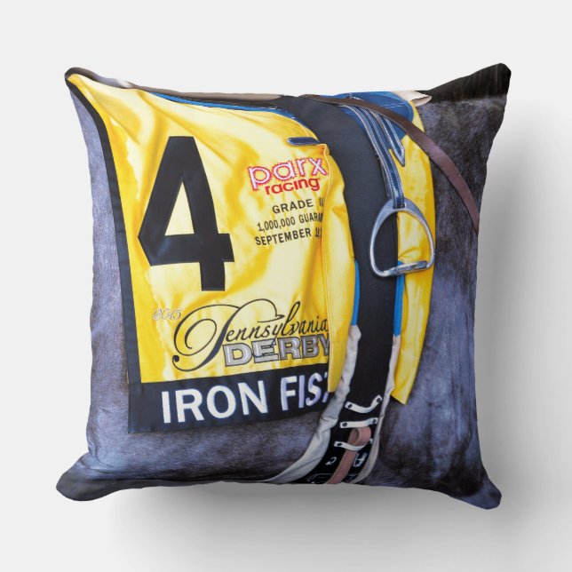 Cojín Decorativo Iron Fist (Anverso)